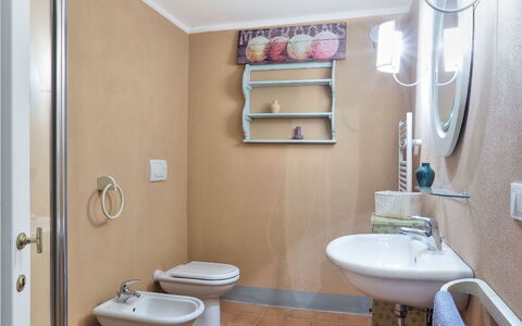 Villa Il Meluccio 12: Armatur, Badezimmer, Flooring, Sinken, Bad Sink, Interior Design, Fussboden, Toilleten Sitz, Zapfhahn, Installation