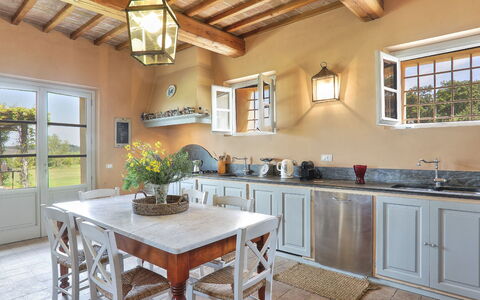 Villa Il Meluccio 12: Möbel, Interior Design, Küche, Wand, Flooring, Zuhause, Cabinetry, Holz, Fussboden, Decke