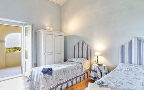 Villa Il Meluccio 12: Wand, Schlafzimmer, Bett, Bettdecke, Bedding, Möbel, Bettrahmen, Flooring, Zuhause, Linens