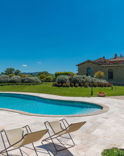 Villa le Chiarne 22: Himmel, Blau, Schwimmbad, Estate, Gartenmöbel, Landscaping, Rasen, Schatten, Hazienda, Villa