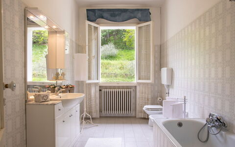 La Villa Dina 10: Interior Design, Armatur, Wand, Flooring, Bad Sink, Sinken, Fussboden, Badezimmer, Zapfhahn, Installation