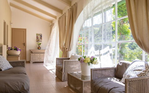 La Villa Dina 10: Möbel, Interior Design, Couch, Holz, Flooring, Fussboden, Wohnzimmer, Zuhause, Zimmer, Beleuchtung