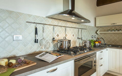 La Vecchia Fonte 15: Küche, Countertop, Interior Design, Küchengerät, Herd, Flooring, Gasherd, Herd, Major Appliance, Cabinetry