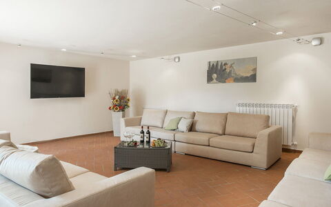 La Vecchia Fonte 15: Möbel, Interior Design, Flooring, Couch, Wand, Fussboden, Decke, Holz, Wohnzimmer, Zimmer