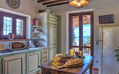 Villa Bella 8: Möbel, Interior Design, Holz, Küche, Flooring, Beleuchtung, Zimmer, Cabinetry, Stuhl, Fussboden