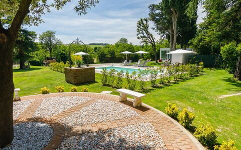 La Casa di Nanì 8: Strauch, Garten, Schwimmbad, Rasen, Resort, Schatten, Regenschirm, Landscaping, Gartenmöbel