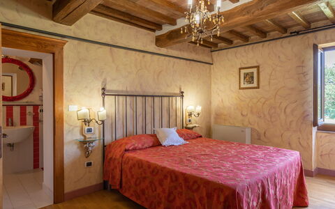 La Colonica 18: Wand, Schlafzimmer, Bett, Bedding, Bettdecke, Möbel, Linens, Bettrahmen, Zuhause, Zimmer