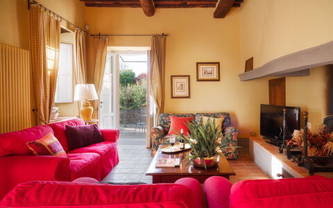 Villa Primo Sole 22: Möbel, Interior Design, Couch, Wand, Holz, Flooring, Wohnzimmer, Tabelle, Zimmer, Stuhl