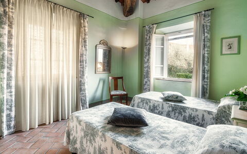 Villa Primo Sole 22: Möbel, Wand, Interior Design, Bett, Schlafzimmer, Zimmer, Bilderrahmen, Fussboden, Zuhause, Decke