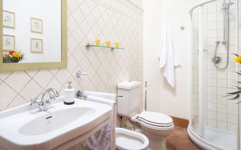 Villa Primo Sole 22: Interior Design, Badezimmer, Toilleten Sitz, Flooring, Armatur, Fussboden, Toilette, Bad Sink, Sinken, Installation