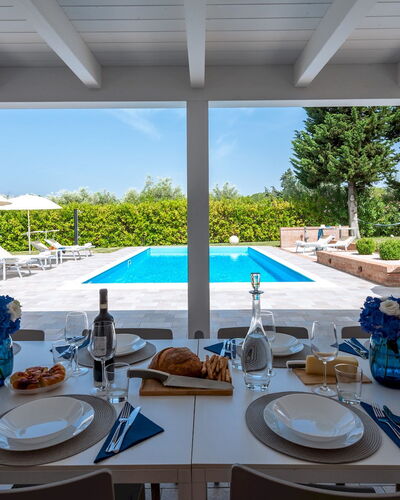 Villa Ninetta 10+1: Schwimmbad, Möbel, Gartenmöbel, Resort, Stuhl, Verbundwerkstoff, Eco Hotel, Schatten, Estate, Sonnenliege