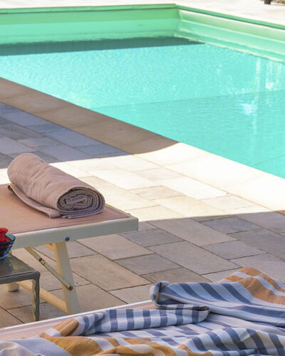 Villa Elsa 6: Schwimmbad, Gartenmöbel, Flooring, Fussboden, Resort, Verbundwerkstoff, Regenschirm, Schatten, Sonnenliege, Freizeit