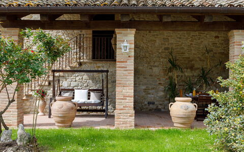 Villa Agostini 10: Blumentopf, Backstein, Tür, Garten, Flagstone, Zimmerpflanze, Gartenmöbel, Hinterhof, Landscaping