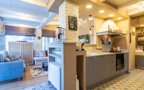 Cottage Violapo 6+2: Möbel, Interior Design, Countertop, Küche, Flooring, Cabinetry, Decke, Light Fixture, Fussboden, Holz