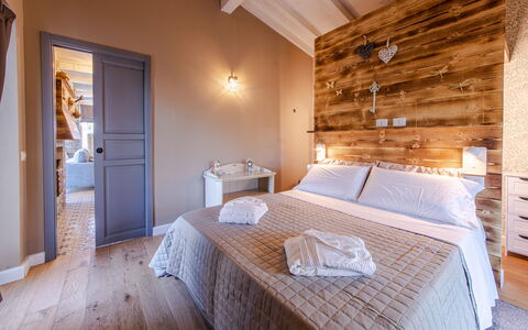 Cottage Violapo 6+2: Möbel, Holz, Interior Design, Schlafzimmer, Fussboden, Flooring, Zuhause, Bett, Beleuchtung, Bettdecke
