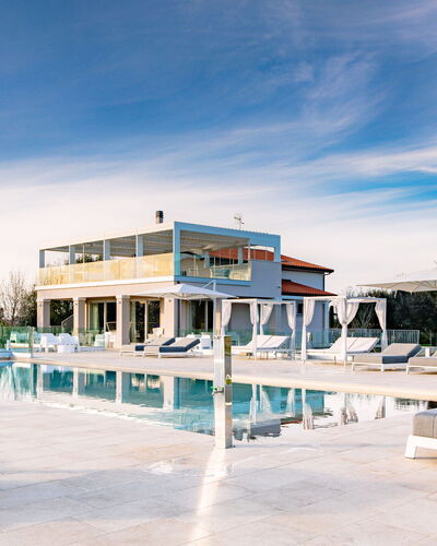 La Perla tra Gli Ulivi 12: Schwimmbad, Verbundwerkstoff, Resort, Gartenmöbel, Schatten, Estate, Villa, Design, Stuhl, Outdoor Struktur
