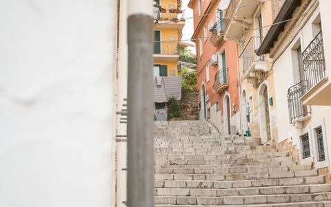 Attico Giafari 6: Wand, Treppe, Nachbarschaft, Verbundwerkstoff, Balkon, Wohnung, Geländer, Beton, Gasse