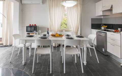 Attico Giafari 6: Möbel, Interior Design, Flooring, Stuhl, Fussboden, Tabelle, Küche & Esszimmer Tisch, Beleuchtung, Decke, Küche