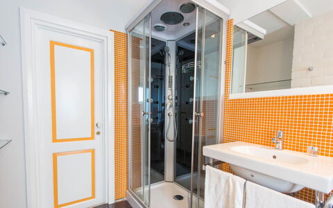 Attico Giafari 6: Interior Design, Flooring, Fussboden, Armatur, Badezimmer, Installation, Zimmer, Decke, Zapfhahn, Fliese