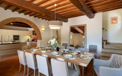 La Villa Nell'Isola Verde 12: Möbel, Interior Design, Tabelle, Stuhl, Holz, Flooring, Decke, Küche & Esszimmer Tisch, Esszimmer, Beleuchtung