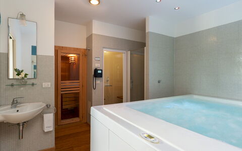 Villa Barchessa Panigai 8: Badezimmer, Armatur, Interior Design, Flooring, Fussboden, Badewanne, Decke, Zapfhahn, Installation, Zimmer