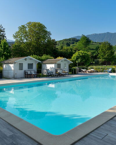 Villa Barchessa Panigai 8: Schwimmbad, Resort, Gartenmöbel, Regenschirm, Freizeit, Eco Hotel, Sonnenliege, Ferienort, Schatten, Freizeitzentrum