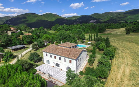 Tenuta Astolfi 12+3: Gras, Haus, Estate, Landschaft, Zuhause, Grundstueck, Bauernhaus, Ländliches Gebiet, Rasen, Hazienda