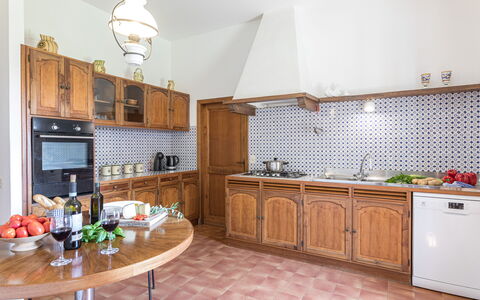 Tenuta Sagherina 8: Küche, Countertop, Interior Design, Cabinetry, Flooring, Holz, Fussboden, Küchengerät, Major Appliance, Möbel