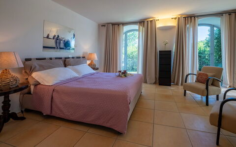 Villa le Cave 12: Möbel, Interior Design, Bett, Schlafzimmer, Flooring, Fussboden, Textil, Beleuchtung, Zimmer, Bettdecke