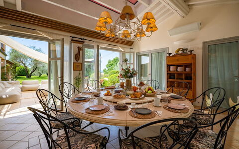Villa le Cave 12: Möbel, Stuhl, Tabelle, Küche & Esszimmer Tisch, Interior Design, Esszimmer, Beleuchtung, Decke, Holzbeize, Restaurant