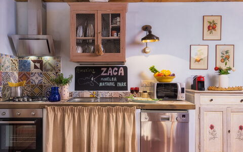 Villa Zaca 6: Küche, Möbel, Interior Design, Küchengerät, Major Appliance, Countertop, Cabinetry, Flooring, Zimmer, Beleuchtung