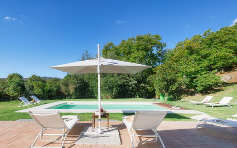 Casale del Castagneto 8: Schwimmbad, Regenschirm, Gartenmöbel, Möbel, Resort, Stuhl, Schatten, Sonnenliege, Eco Hotel, Tisch Im Freien