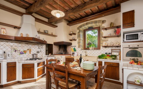 Casale del Castagneto 8: Möbel, Interior Design, Küche, Flooring, Zuhause, Tabelle, Zimmer, Küche & Esszimmer Tisch, Stuhl, Countertop