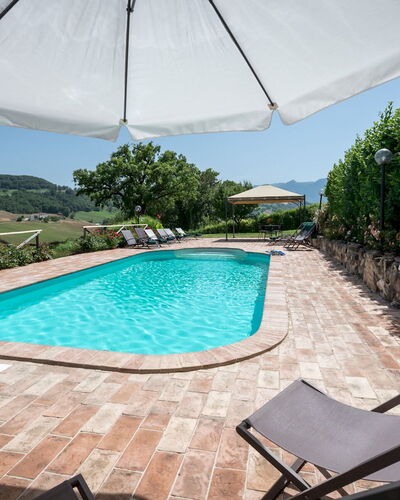 Villa Casanostra 12: Schwimmbad, Gartenmöbel, Möbel, Resort, Eco Hotel, Stuhl, Flagstone, Regenschirm, Sonnenliege, Schatten