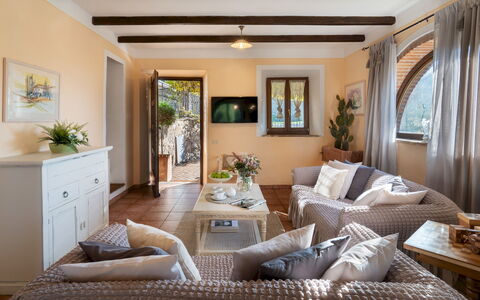 Villa Beltramonto 14: Möbel, Interior Design, Couch, Flooring, Wand, Fussboden, Zimmer, Tabelle, Holz, Wohnzimmer