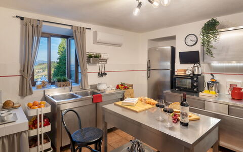 Villa Beltramonto 14: Küche, Möbel, Küchengerät, Essen, Countertop, Major Appliance, Geschirr, Haushaltsgerät, Zimmer, Herd