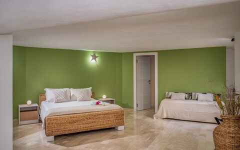 Villa Relax 12+2: Möbel, Interior Design, Flooring, Fussboden, Wand, Bett, Schlafzimmer, Holz, Decke, Zimmer