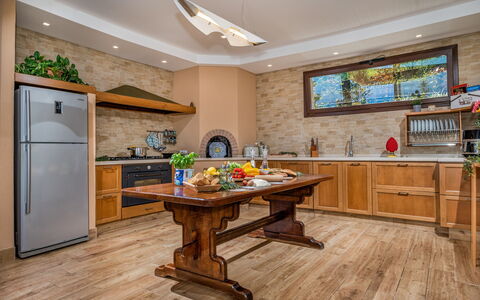 Villa Provenza 12+4: Möbel, Interior Design, Flooring, Küche, Holz, Countertop, Decke, Fussboden, Cabinetry, Haushaltsgerät