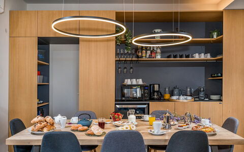 Villa Provenza 12+4: Möbel, Interior Design, Holz, Küche & Esszimmer Tisch, Light Fixture, Tabelle, Esszimmer, Decke, Beleuchtung, Flooring
