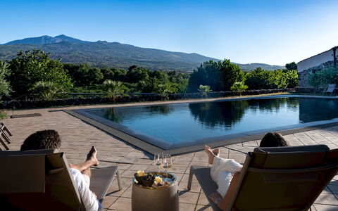 Villa Terre Normanne 10: Wasser, Schwimmbad, Reflexion, Freizeit, Gartenmöbel, Resort, Eco Hotel, Reflecting Pool, Ferienort, Regenschirm