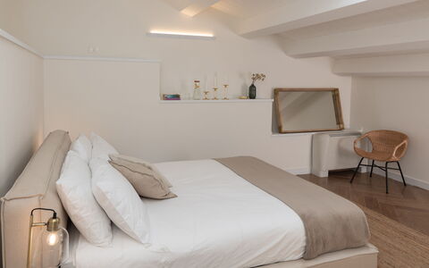 Villa Terre Normanne 10: Interior Design, Möbel, Schlafzimmer, Wand, Bett, Fussboden, Flooring, Holz, Decke, Zimmer