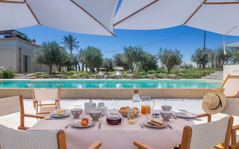 Villa Passo degli Aironi 12: Schwimmbad, Resort, Gartenmöbel, Stuhl, Estate, Eco Hotel, Hazienda, Regenschirm, Schatten, Landscaping