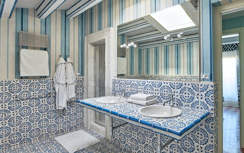 Villa Majoli 9: Blau, Interior Design, Flooring, Fussboden, Fliese, Armatur, Badezimmer, Decke, Zimmer, Zapfhahn