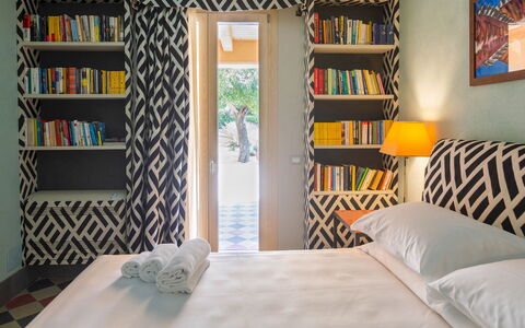 Villa Majoli 9: Möbel, Interior Design, Schlafzimmer, Gelb, Fussboden, Textil, Bett, Flooring, Dekokissen, Kissen