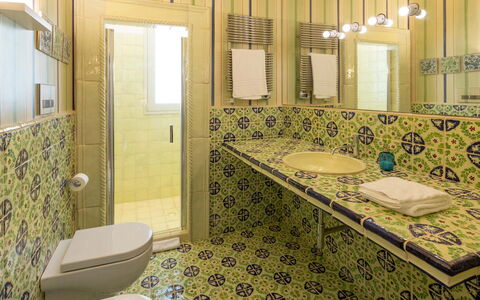 Villa Majoli 9: Bad Sink, Badezimmer, Flooring, Interior Design, Fussboden, Armatur, Sinken, Zapfhahn, Toilleten Sitz, Fliese