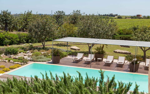 Villa Majoli 9: Schwimmbad, Gartenmöbel, Resort, Garten, Eco Hotel, Schatten, Landscaping, Stuhl, Hinterhof, Terrasse