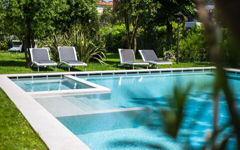 Villa Guidi 10: Schwimmbad, Gartenmöbel, Resort, Schatten, Verbundwerkstoff, Sonnenliege, Möbel, Garten, Eco Hotel, Water Feature