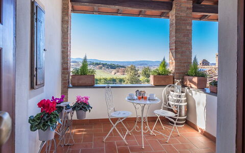 Casale Bella Vita 8+4: Wand, Zuhause, Blumentopf, Zimmerpflanze, Backstein, Stuhl, Villa, Balkon