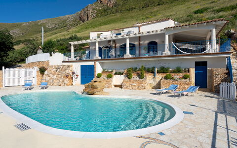 Villa Olimpia 6+2: Blau, Schwimmbad, Gartenmöbel, Resort, Möbel, Stuhl, Eco Hotel, Estate, Regenschirm, Villa