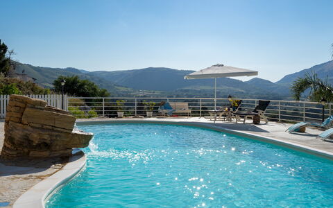 Villa Olimpia 6+2: Schwimmbad, Wasser, Gartenmöbel, Resort, Möbel, Freizeit, Regenschirm, Eco Hotel, Stuhl, Gebirge
